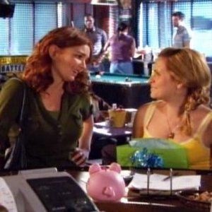 Brigid Brannagh in una scena dell'episodio Braccia che sorreggono della quinta stagione di Army Wives - Conflitti del cuore