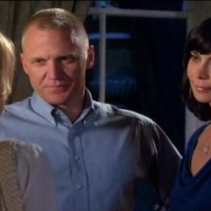 Catherine Bell e Terry Serpico in una scena dell'episodio Braccia che sorreggono della quinta stagione di Army Wives - Conflitti del cuore