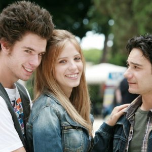 I Cesaroni 5: Niccolò Centioni, Laura Adriani e Beniamino Marcone in una scena