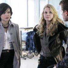 Once Upon a Time: Jennifer Morrison, Lana Parrilla e Josh Dallas nell'episodio Red-Handed