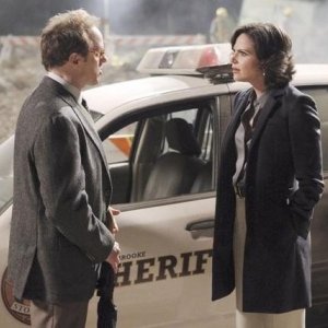 Once Upon a Time: Lana Parrilla e Raphael Sbarge nell'episodio La voce della coscienza