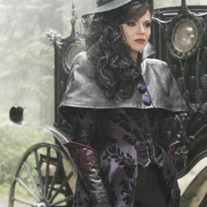 Once Upon a Time: Lana Parrilla in un momento dell'episodio True North
