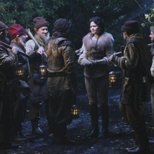 Once Upon a Time: Lee Arenberg, Ginnifer Goodwin e Gabe Khouth nell'episodio 7:15 A.M.