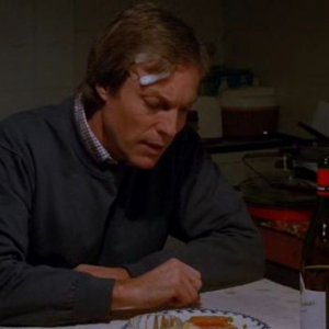 Richard Chamberlain durante una scena del film Identità bruciata
