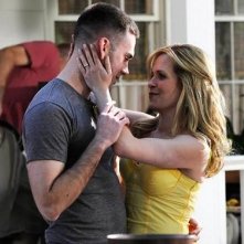 Sally Pressman e Drew Fuller in una scena dell'episodio Zona di lancio della quinta stagione di Army Wives - Conflitti del cuore