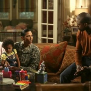 Sterling K. Brown e Wendy Davis in un momento dell'episodio Decisioni difficili della quinta stagione di Army Wives - Conflitti del cuore