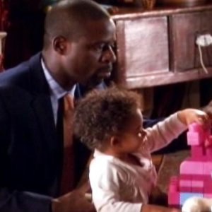 Sterling K. Brown in una scena dell'episodio Addio al nubilato della quinta stagione di Army Wives - Conflitti del cuore