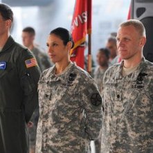 Wendy Davis e Terry Serpico in una scena dell'episodio Contromisure della quinta stagione di Army Wives - Conflitti del cuore