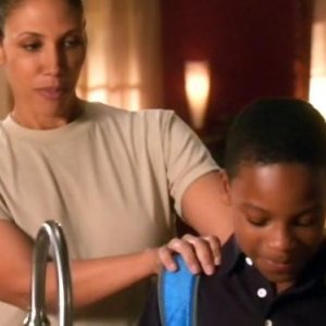 Wendy Davis in un scena dell'episodio Scontro a fuoco della quinta stagione di Army Wives - Conflitti del cuore