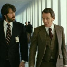 Argo: Ben Affleck in una scena del film insieme a Bryan Cranston