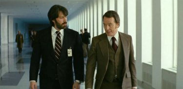 Argo: Ben Affleck in una scena del film insieme a Bryan Cranston