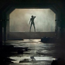 Milla Jovovich sullo sfondo di una scena Resident Evil: Retribution