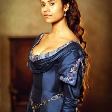 Angel Coulby in una immagine promozionale della quinta stagione di Merlin
