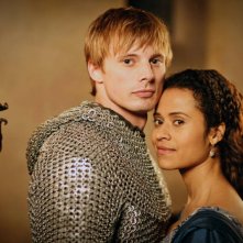 Angel Coulby iniseme a Bradley James in una immagine promozionale della quinta stagione di Merlin