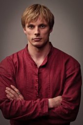 Bradley James in una immagine promozionale della quinta stagione di Merlin