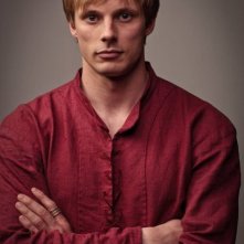 Bradley James in una immagine promozionale della quinta stagione di Merlin