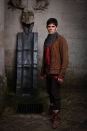 Colin Morgan in una foto promozionale della quinta stagione dello show televisiva Merlin