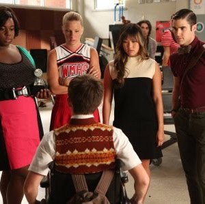 Darren Criss, Heather Morris, Jenna Ushkowitz e Alex Newell in un momento dell'episodio The New Rachel della quarta stagione di Glee