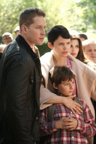 Ginnifer Goodwin, Josh Dallas e Jared Gilmore in una foto della stagione 2 di C'era una volta