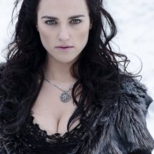Katie McGrath in una foto promozionale della quinta stagione di Merlin