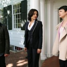 Lana Parilla, Josh Dallas e Ginnifer Goodwin in una foto della seconda stagione della serie TV C'era una volta