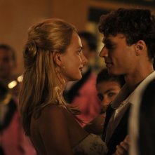 Nora Arnezeder con Fu'ad Aït Aattou in Ce que le jour doit à la nuit