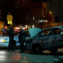 Mark Wahlberg e la polizia esaminano il teatro di un incidente stradale in una scena di Broken City