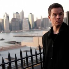 Un primo piano perplesso di Mark Wahlberg in Broken City
