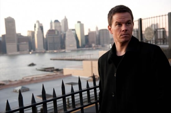 Un primo piano perplesso di Mark Wahlberg in Broken City