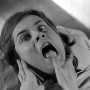 Juliette Mayniel spaventata in una scena del film Occhi senza volto (1960)