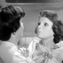 Occhi senza volto: Edith Scob con Alida Valli (di spalle) in una sequenza del film