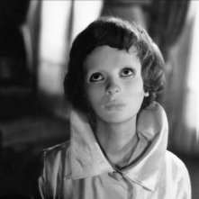 Edith Scob al telefono in una sequenza del film horror Occhi senza volto (1960)