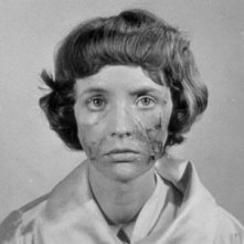 Edith Scob è Christiane Gènessier in una sequenza del film Occhi senza volto (1960)