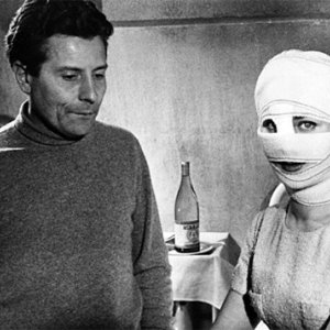 Il regista Georges Franju con Juliette Mayniel in una foto dal set di Occhi senza volto