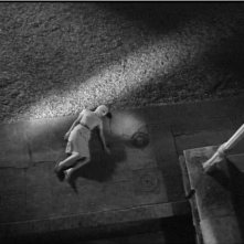 Juliette Mayniel in una scena drammatica del film Occhi senza volto (1960)