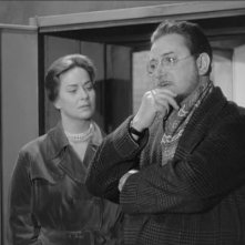 Pierre Brasseur con Alida Valli in una sequenza del film Occhi senza volto (1960)