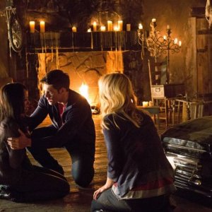 The Vampire Diaries: Candice Accola, Kat Graham e Steven R. McQueen nell'episodio Growing Pains