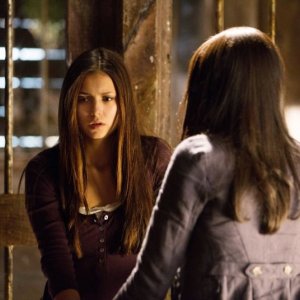 The Vampire Diaries: Nina Dobrev e Kat Graham in una scena dell'episodio Growing Pains