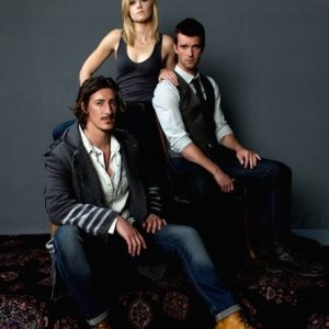 Haven: Emily Rose, Eric Balfour e Lucas Bryant in una foto promozionale della stagione 3