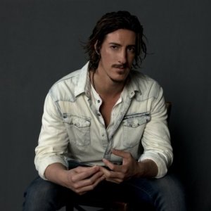 Haven: Eric Balfour in una foto promozionale della stagione 3