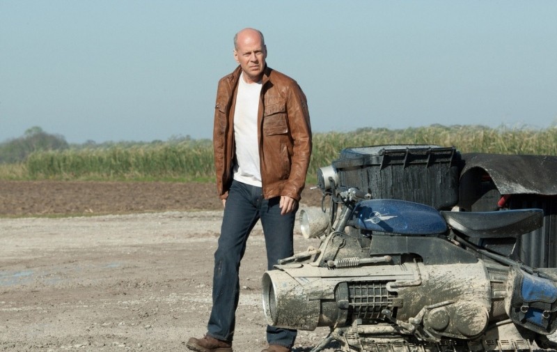 Un Minaccioso Bruce Willis Cammina Su Una Strada Polverosa In Looper 251609