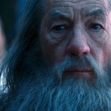 Un primo piano di Ian McKellen, con Cate Blanchett sullo sfondo, in Lo Hobbit - Un viaggio inaspettato