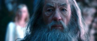 Un primo piano di Ian McKellen, con Cate Blanchett sullo sfondo, in Lo Hobbit - Un viaggio inaspettato