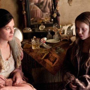 Copper: Franka Potente e Kiara Glasco nell'episodio Surviving Death