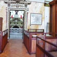 Il Commissario Nardone - scenografia sala comune Questura di Milano realizzata da G. Pirrotta