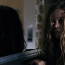 Mama: la piccola Megan Charpentier in una scena dell'horror diretto da Andres Muschietti