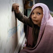 Mama: Megan Charpentier e Isabelle Nélisse in un'inquietante scena del film