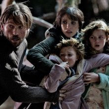 Mama: Nikolaj Coster-Waldau, Jessica Chastain in una scena del film con le piccole Megan Charpentier e Isabelle Nélisse