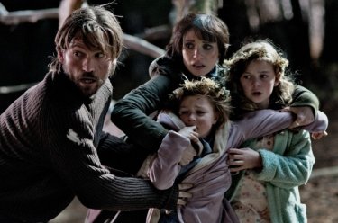 Mama: Nikolaj Coster-Waldau, Jessica Chastain in una scena del film con le piccole Megan Charpentier e Isabelle Nélisse