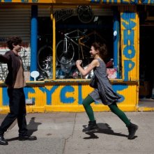 Penn Badgley e Imogen Poots in una scena di Greetings From Tim Buckley